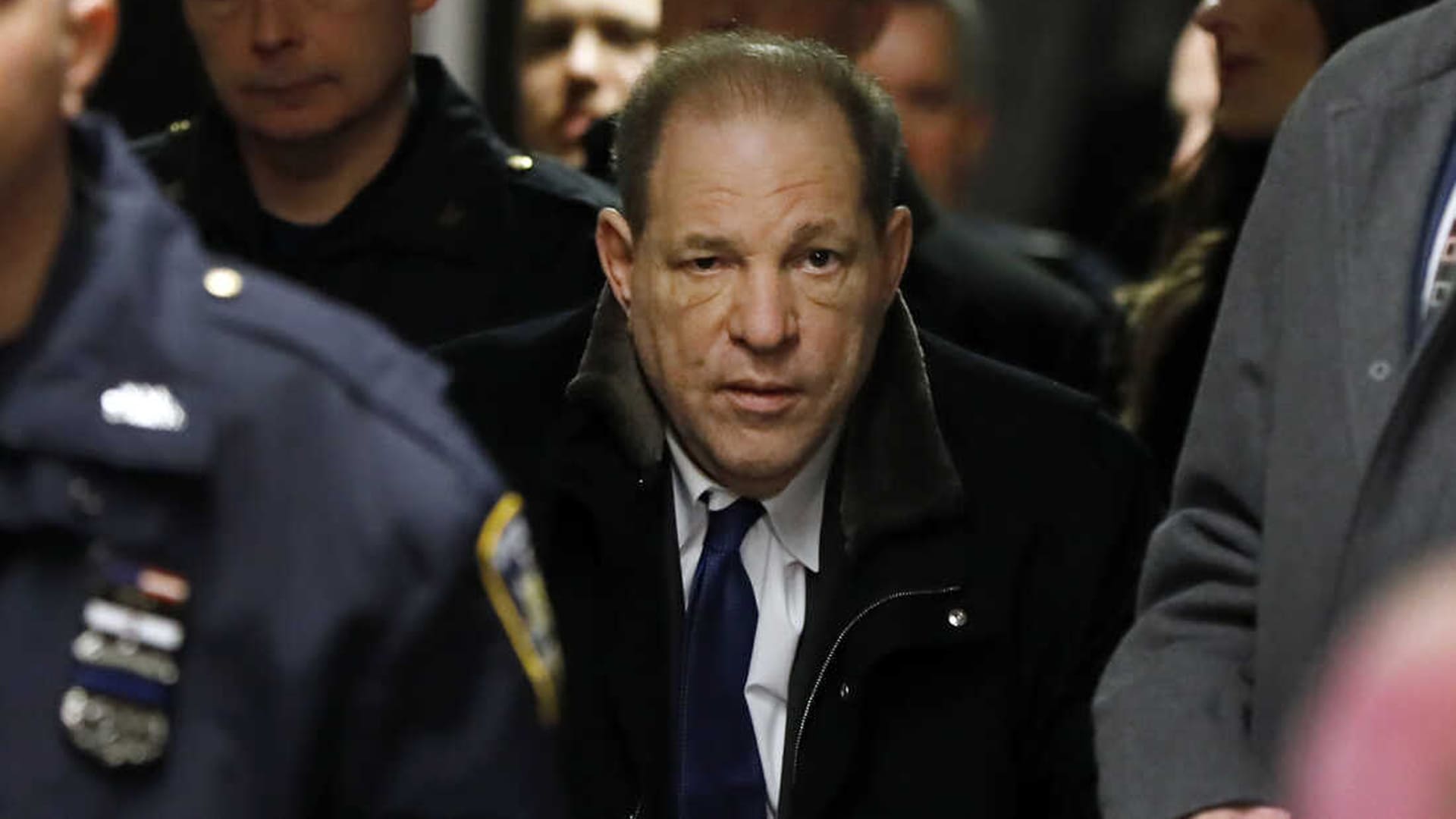 Harvey Weinstein custodiado por policías