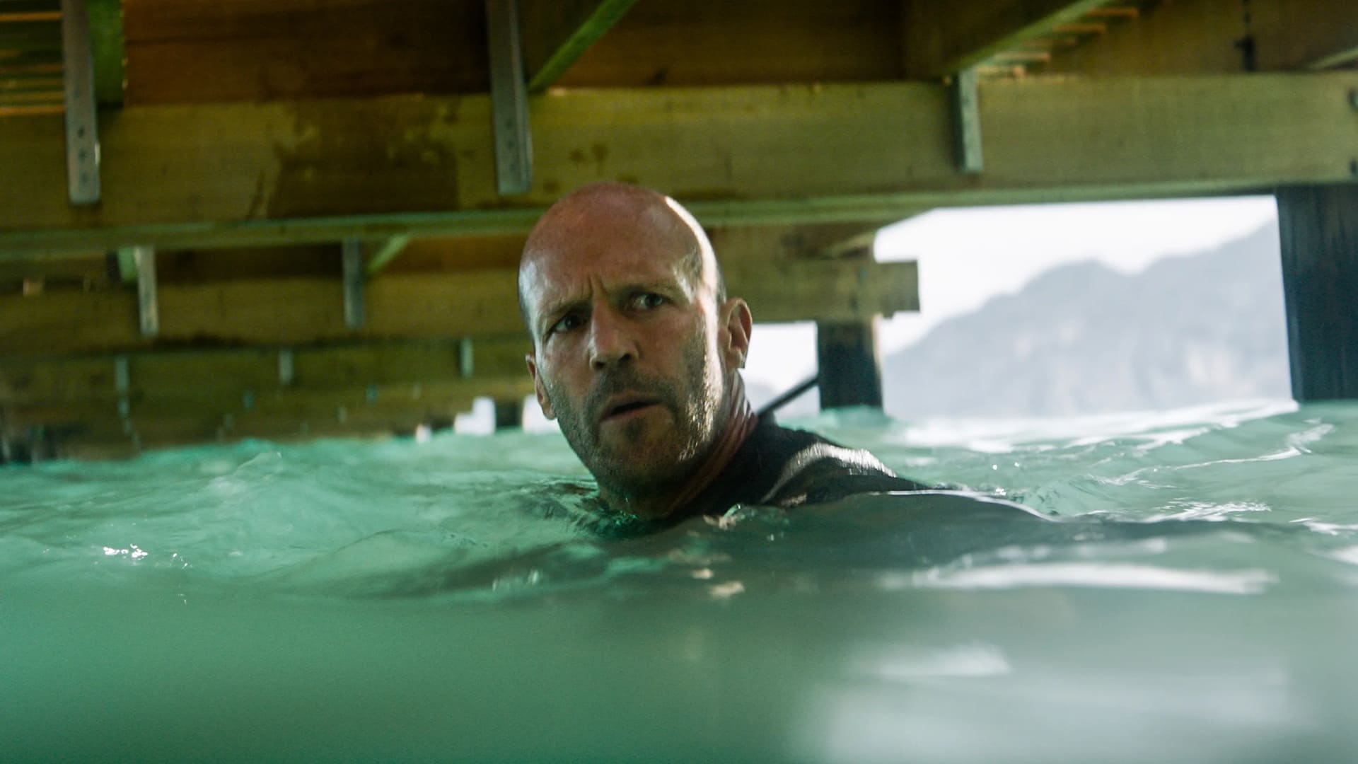 Jason Statham nadando