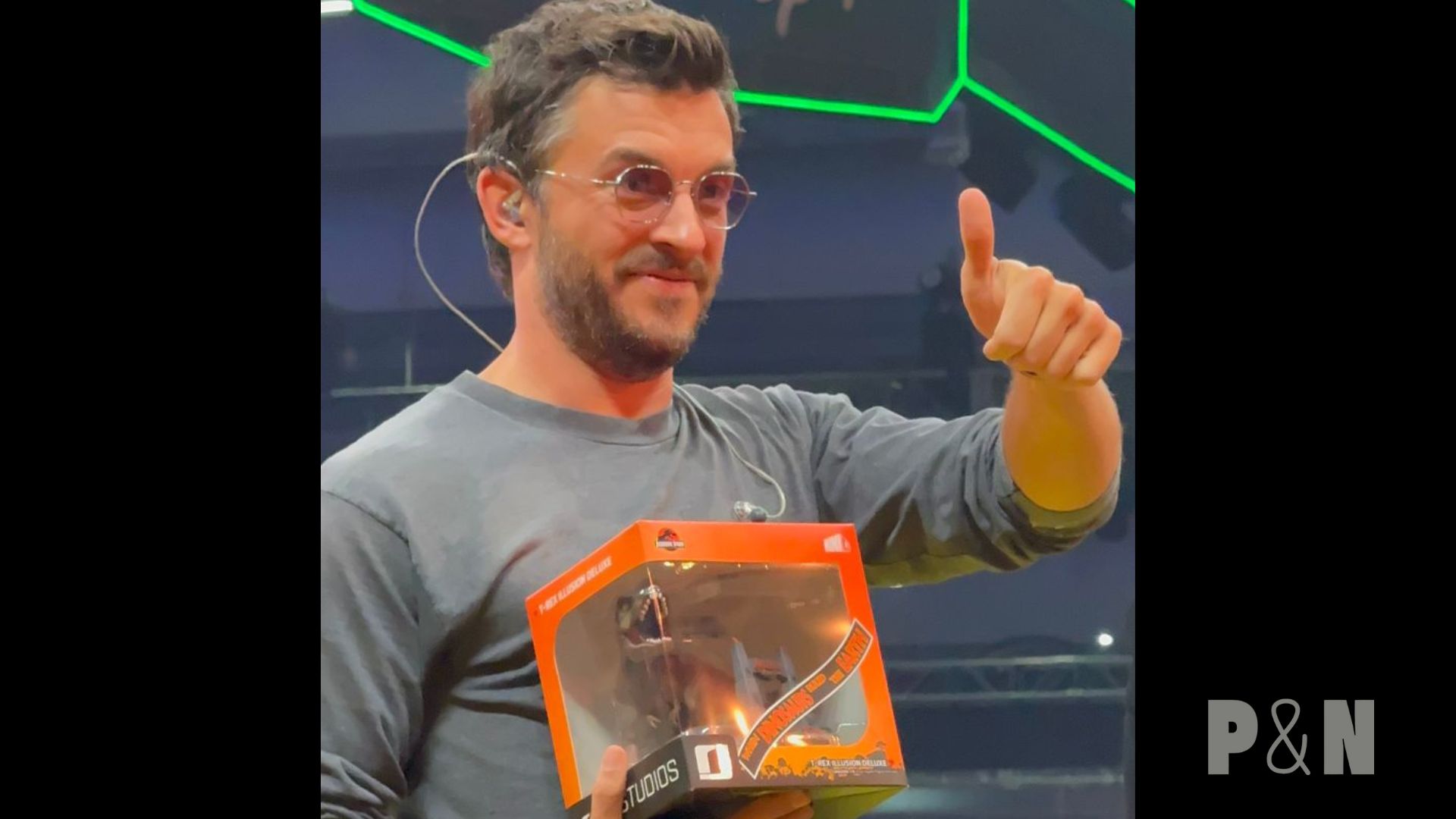 Jonathan Bailey durante el CCXP México