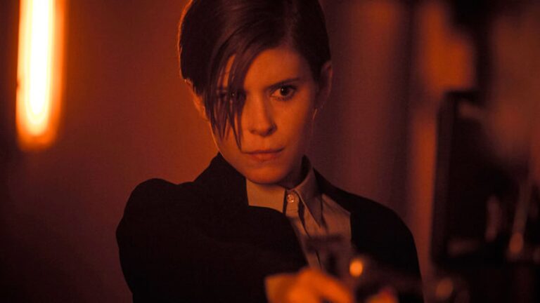 Kate Mara sosteniendo una pistola en Morgan