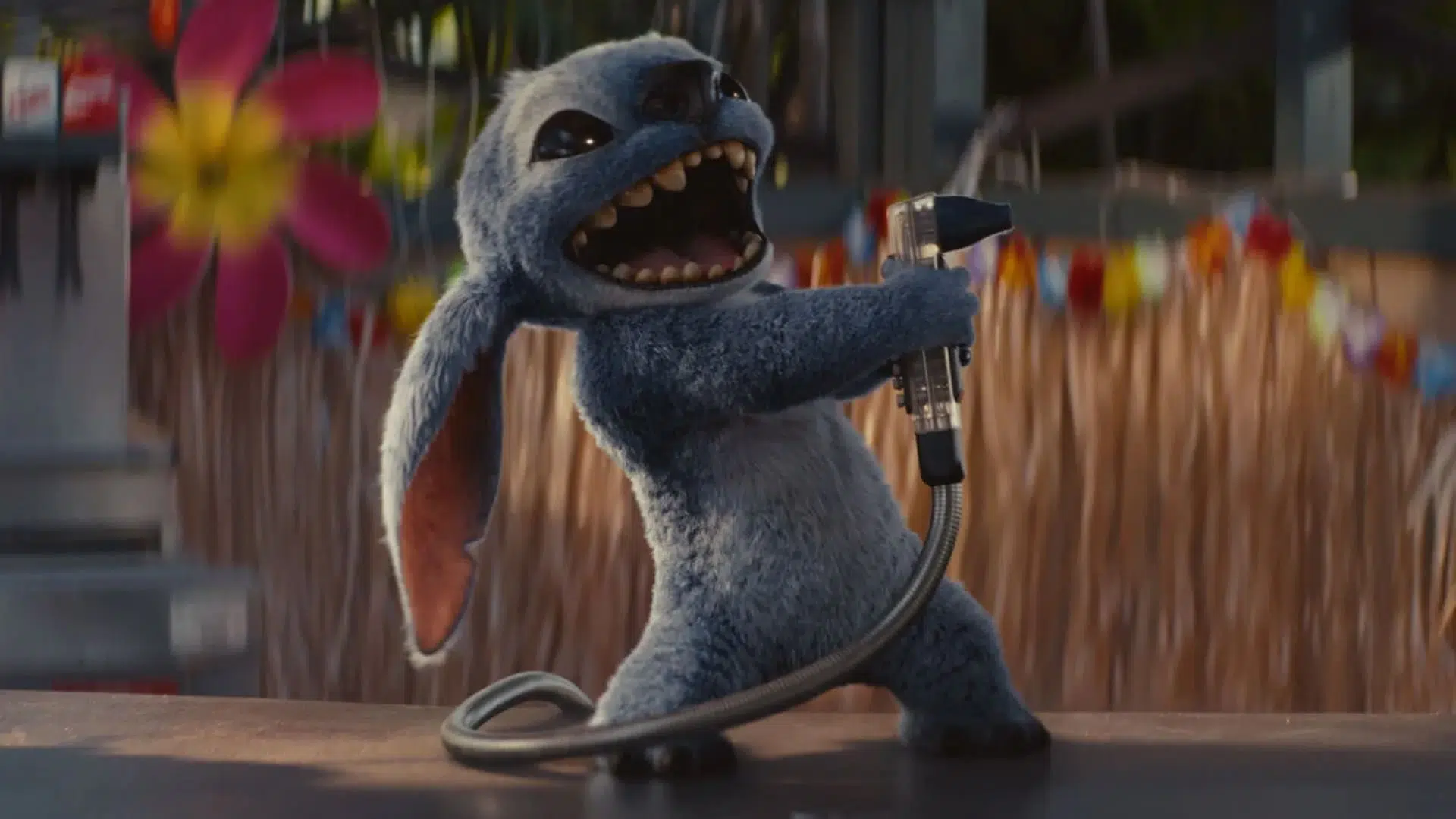Stitch jugando con agua