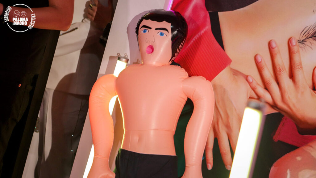 Mamá reinventada premiere prop