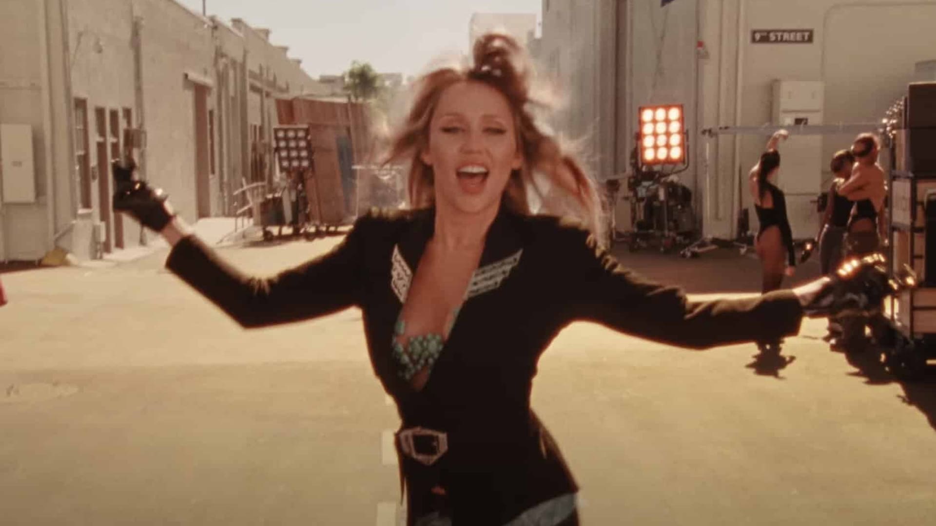 Miley Cyrus cantando en video musical