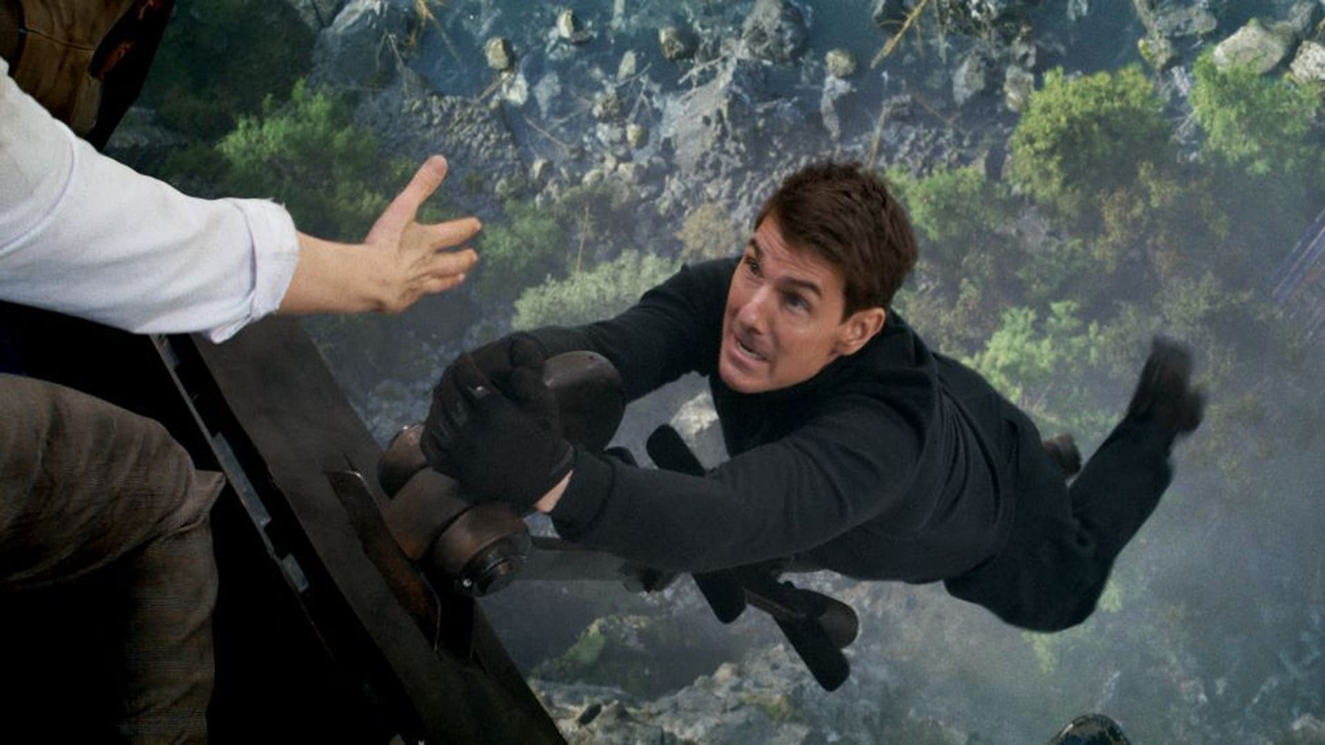 Ethan Hunt colgado de un tren