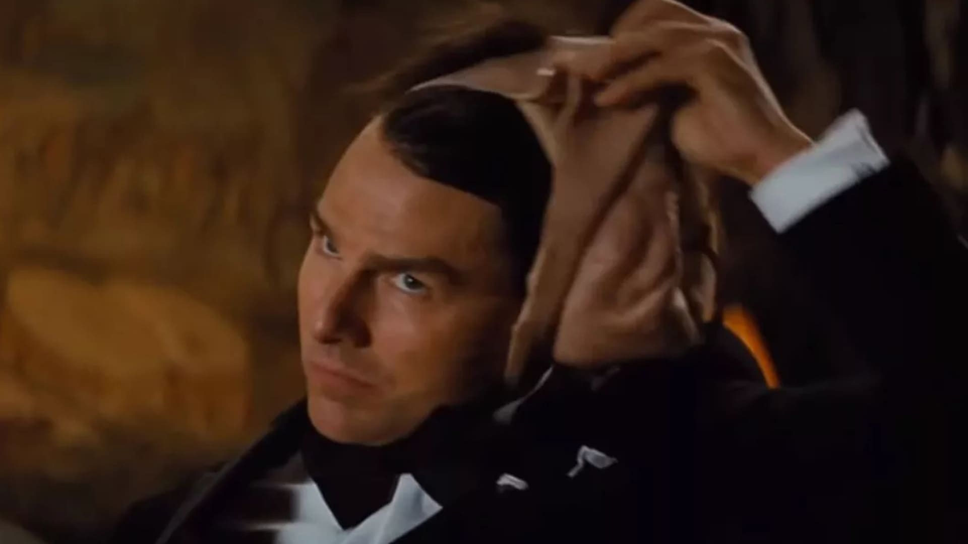 Ethan Hunt quitándose una máscara