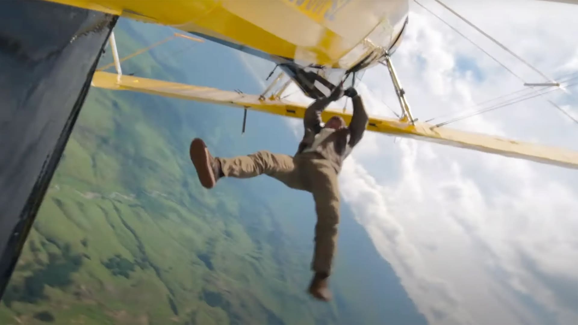 Tom Cruise colgado de un biplano