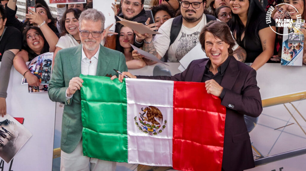 Tom Cruise con bandera mexicana