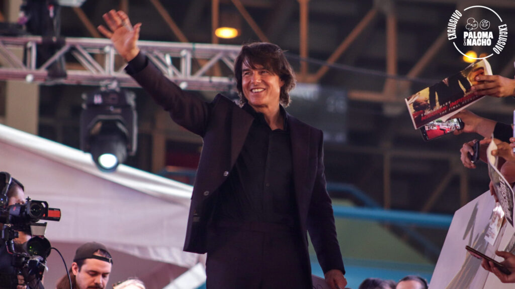 Tom cruise saludando