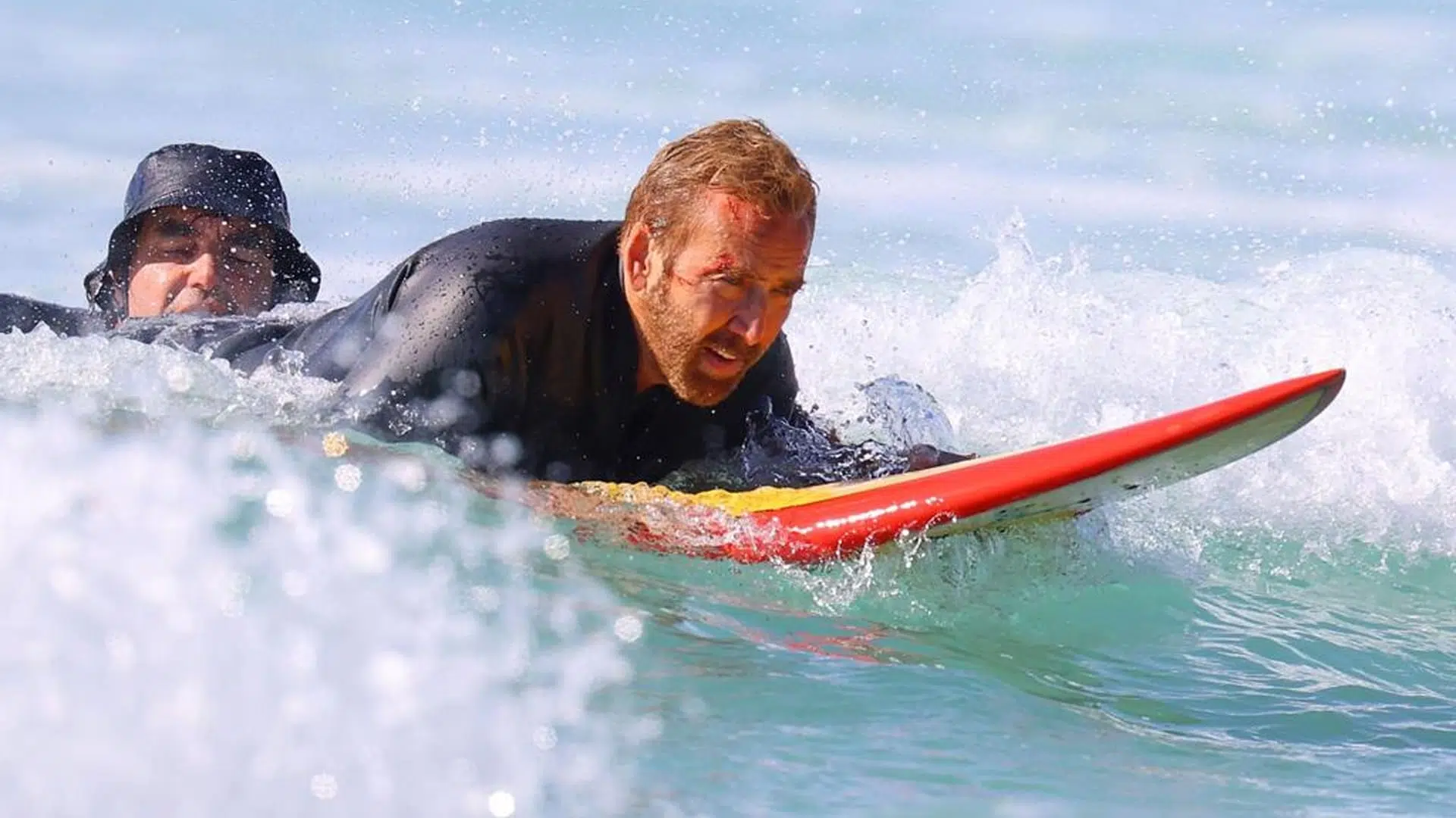 Nicolas Cage surfeando