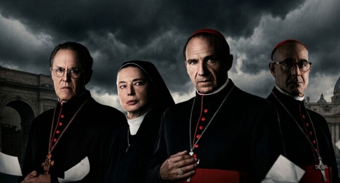 Por qué ver Cónclave, con Ralph Fiennes