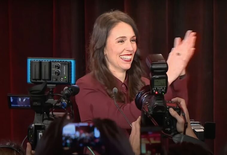 Prime Minister, Jacinda Ardner con los medios
