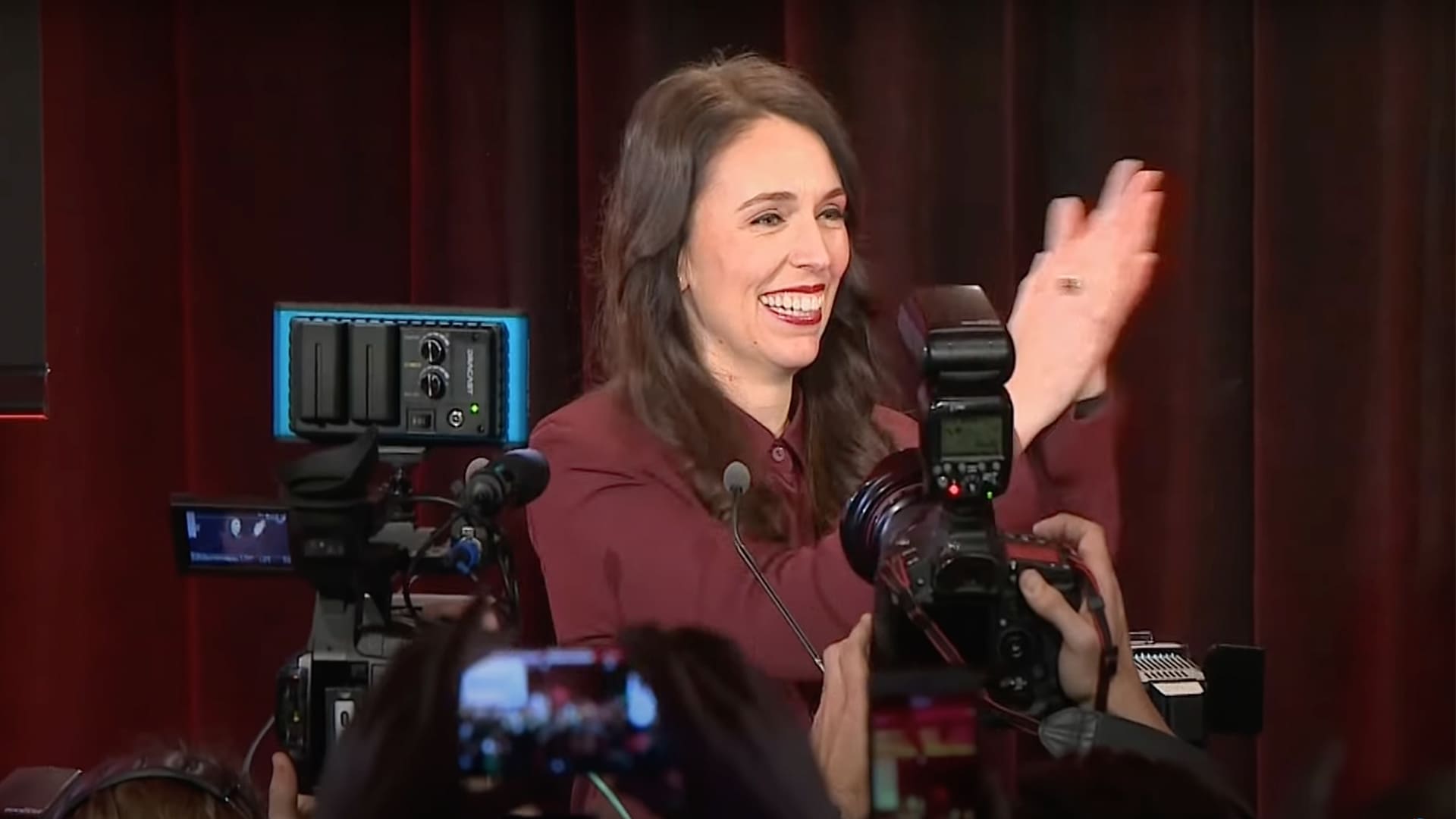 Prime Minister, Jacinda Ardner con los medios