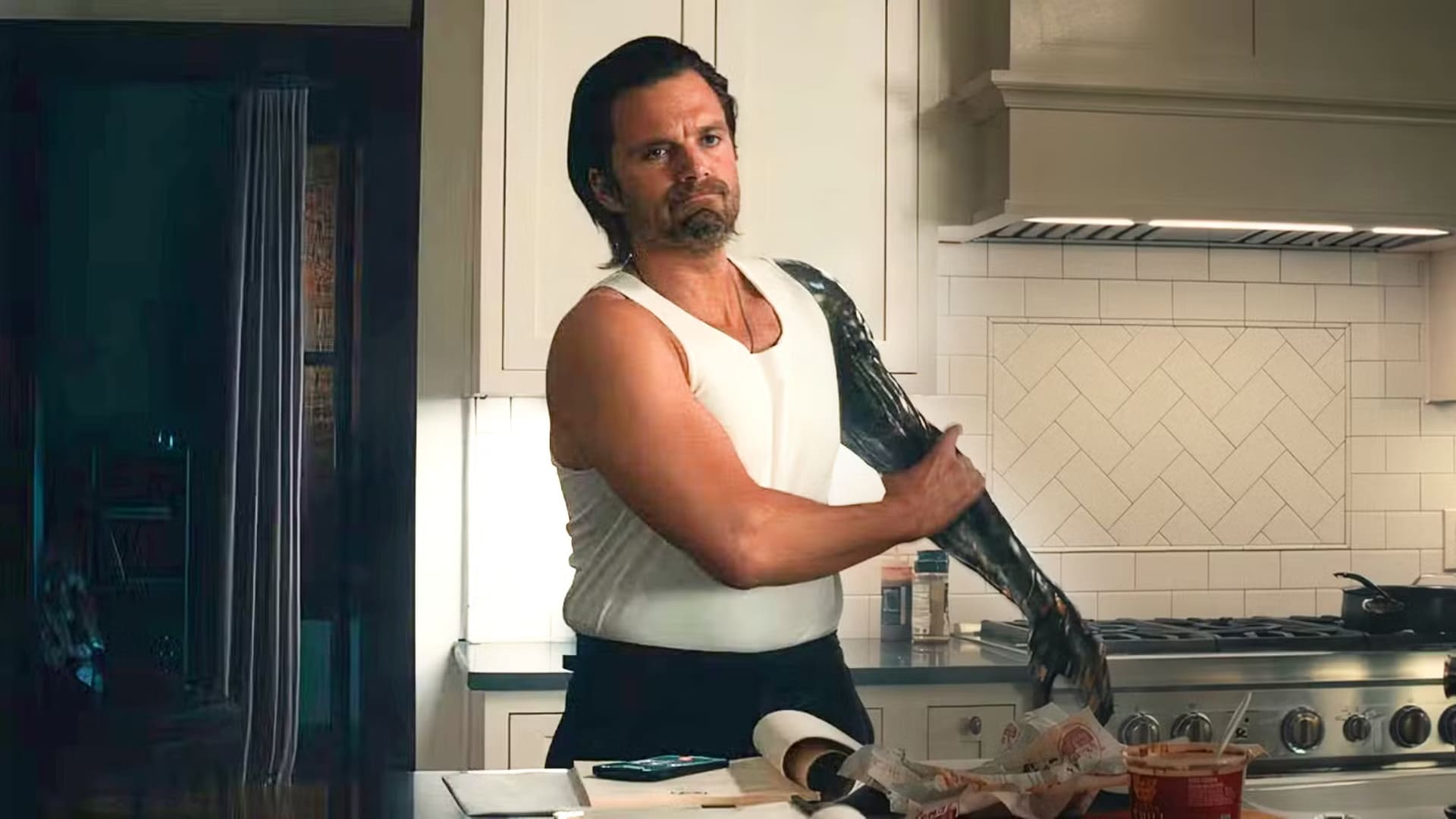 Thunderbolts* Bucky con su brazo en el lavavajillas