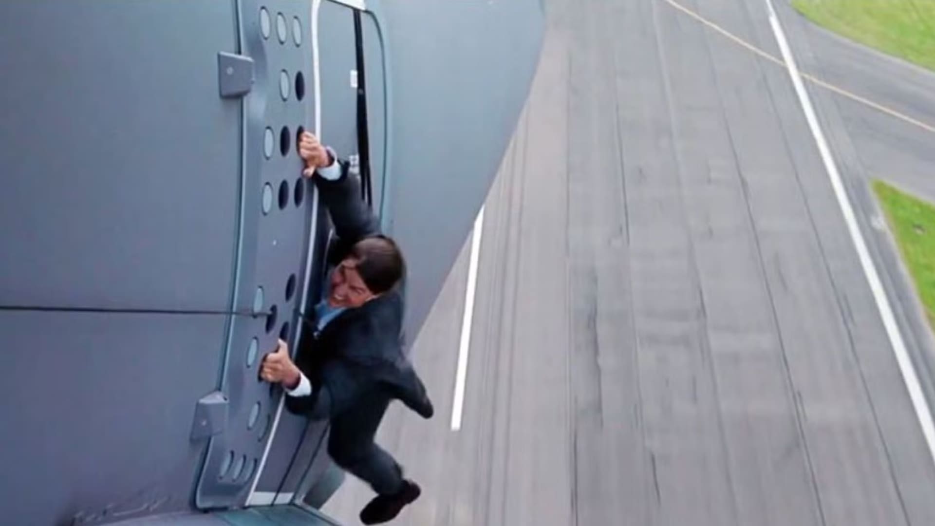 Ethan Hunt colgado de un avión