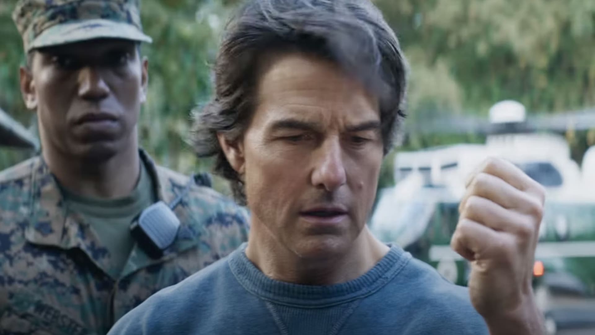 Tom Cruise con un militar