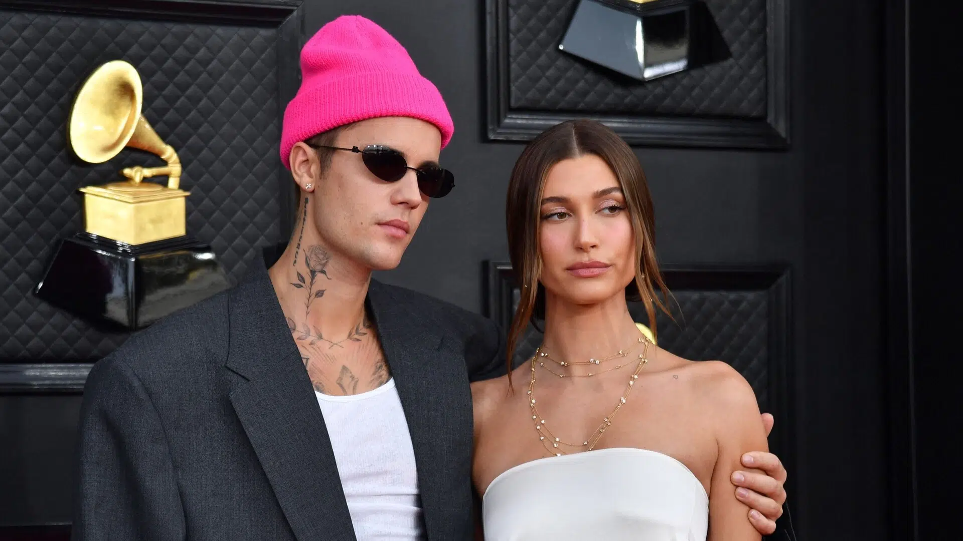 justin y hailey bieber en grammys