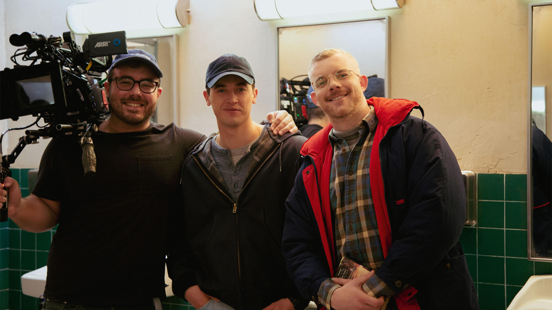 Carmen Emmi, Tom Blyth y Russel Tovey
