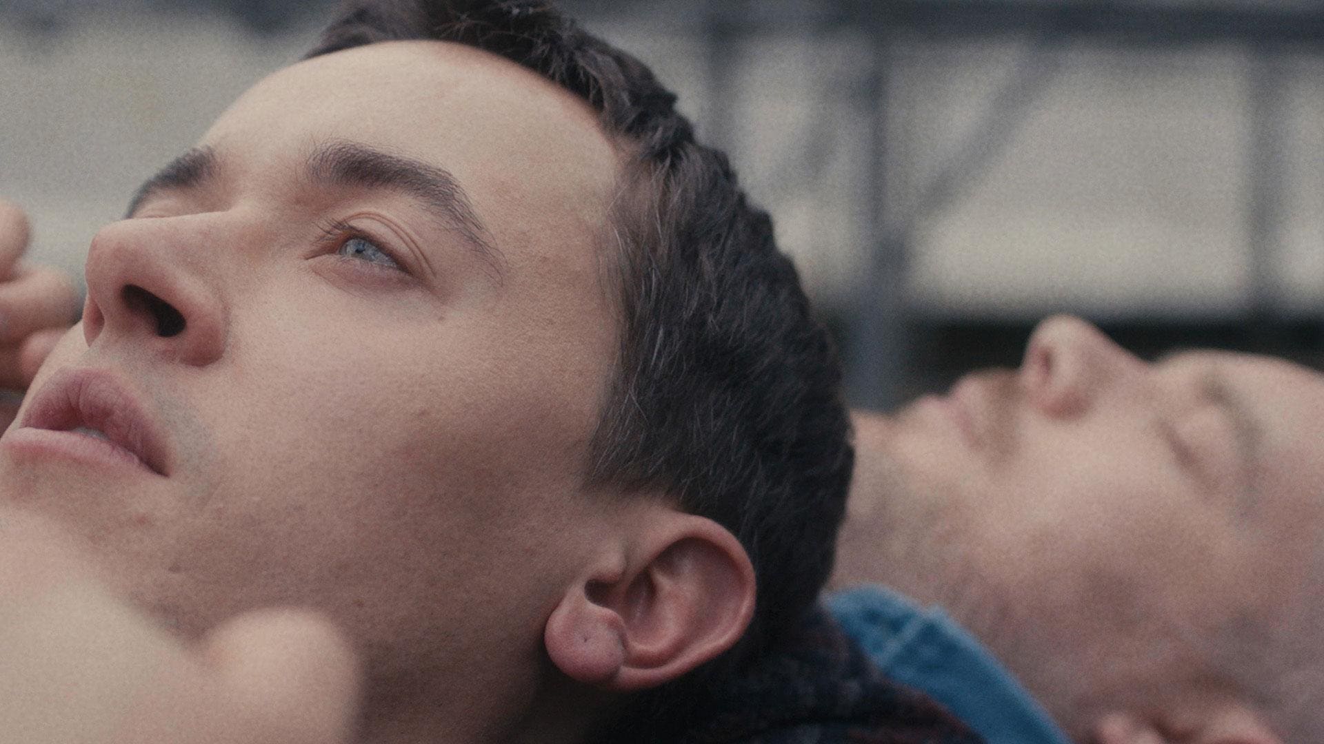 Tom Blyth y Russel Tovey en Plainclothes