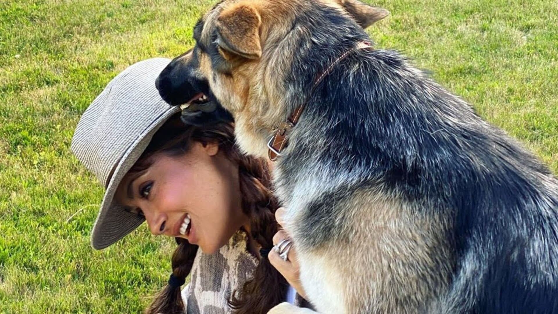 salma hayek jugando con un perro