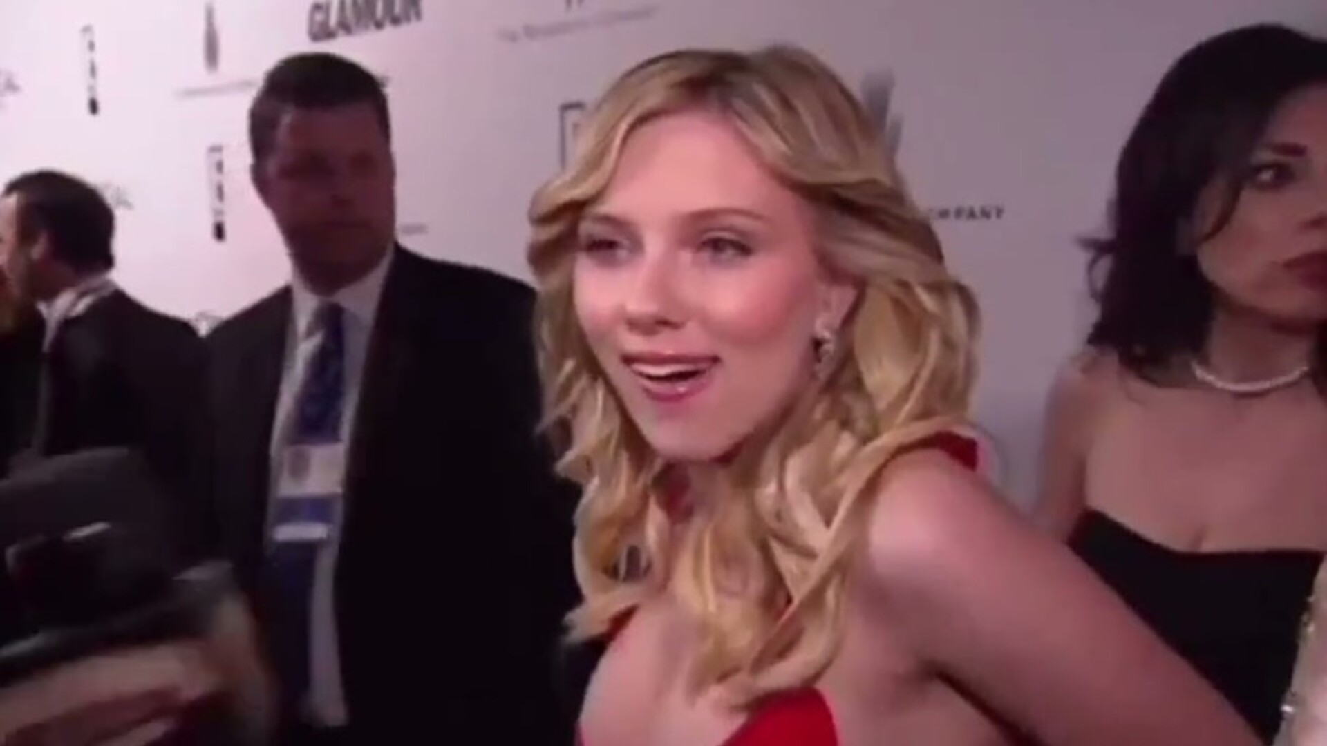 scarlett johansson en vestido rojo