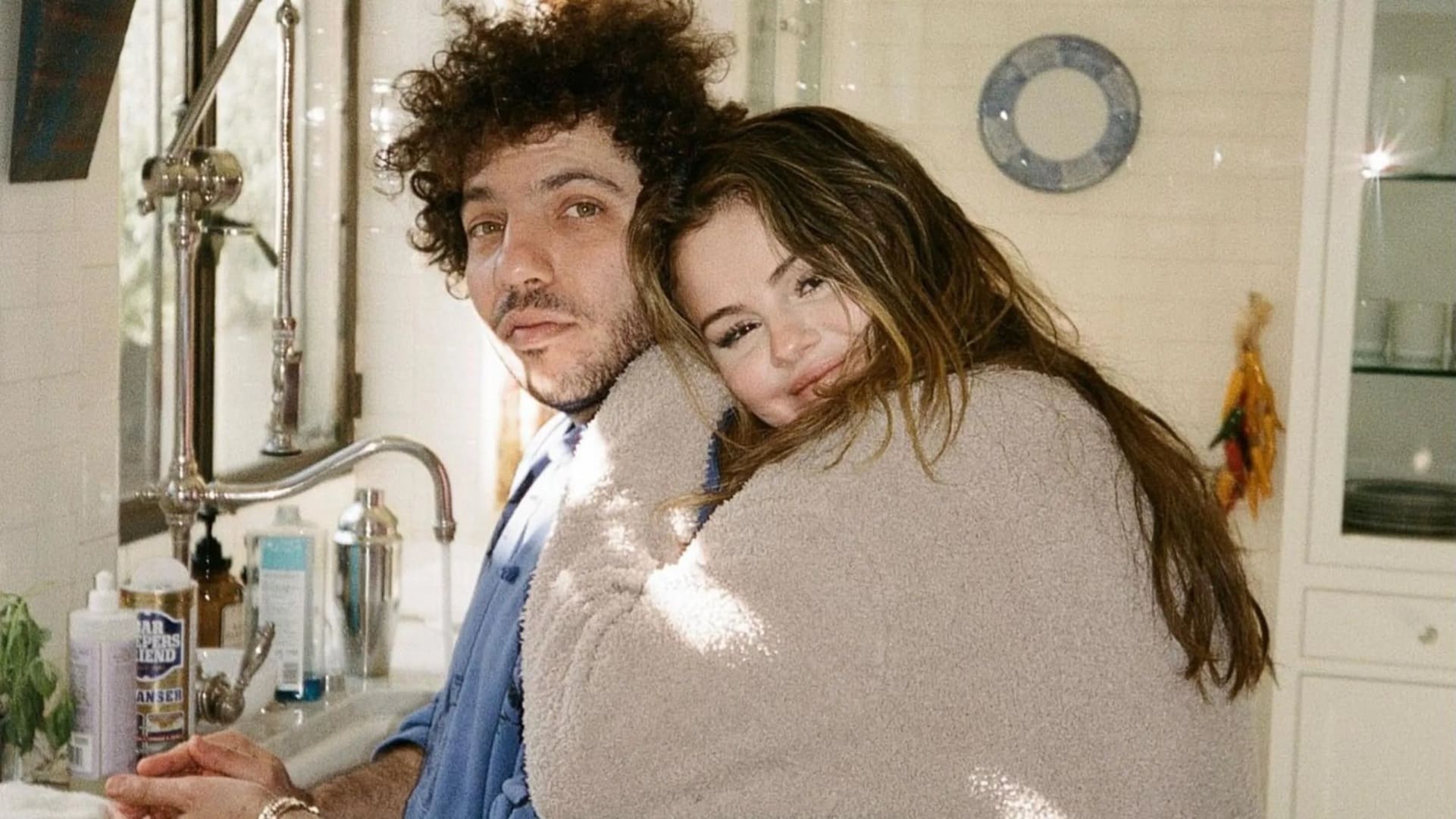 selena gomez y benny blanco abrazo foto