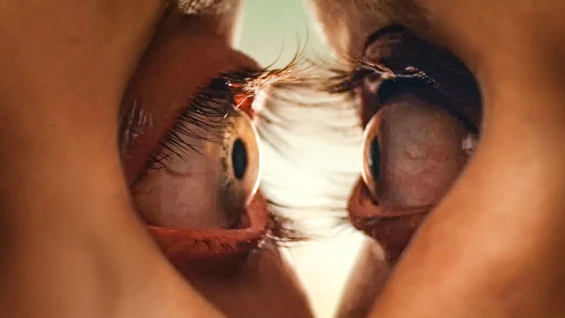 Together película escena ojos