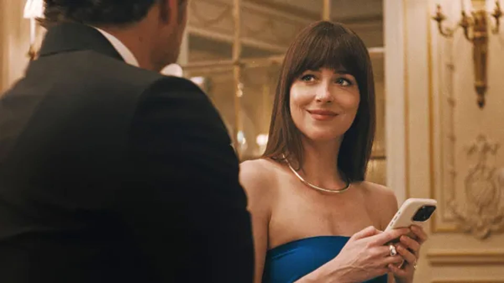 Amores materialistas Dakota Johnson casamentera
