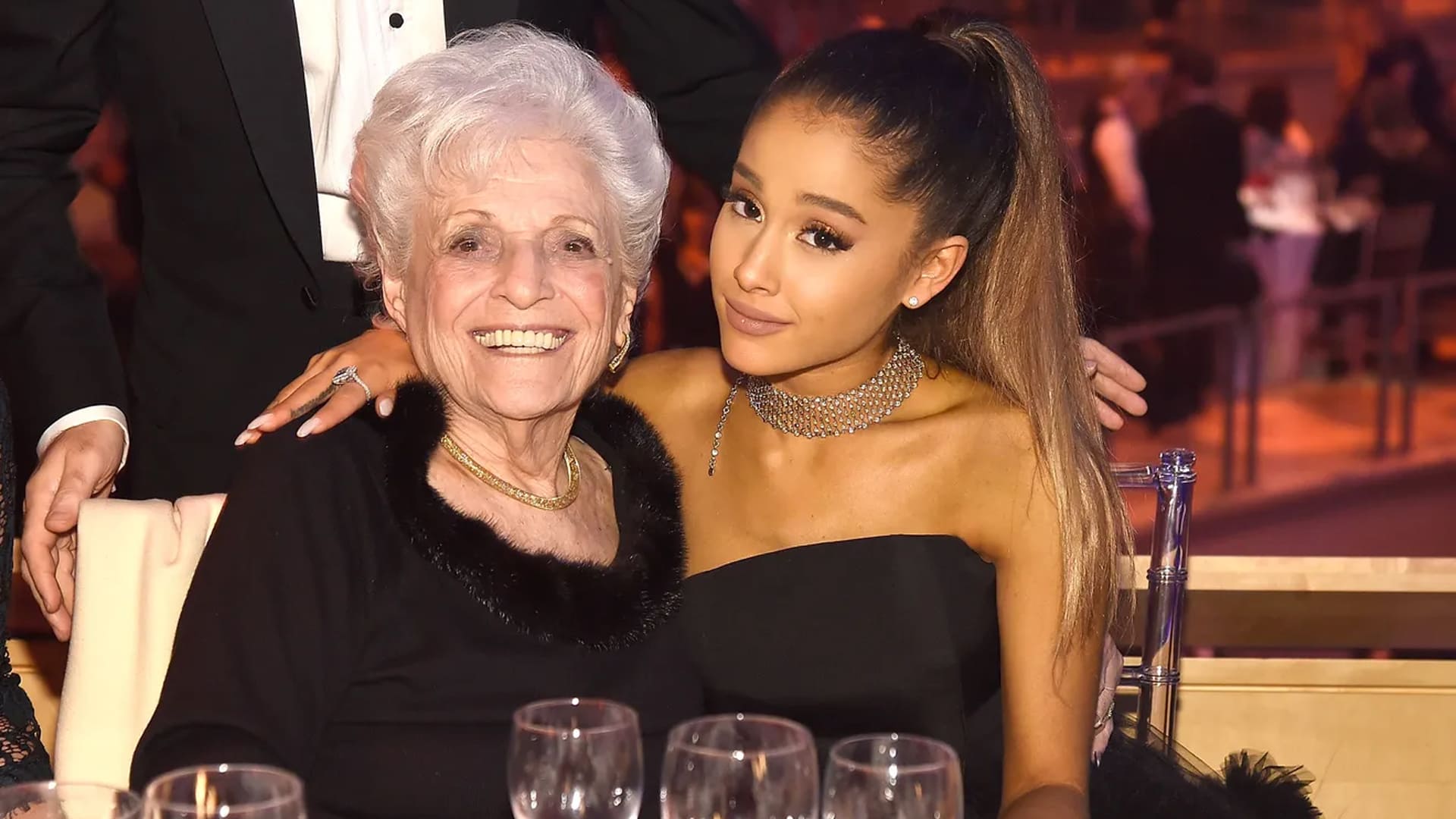 Ariana Grande y su abuela en premiación