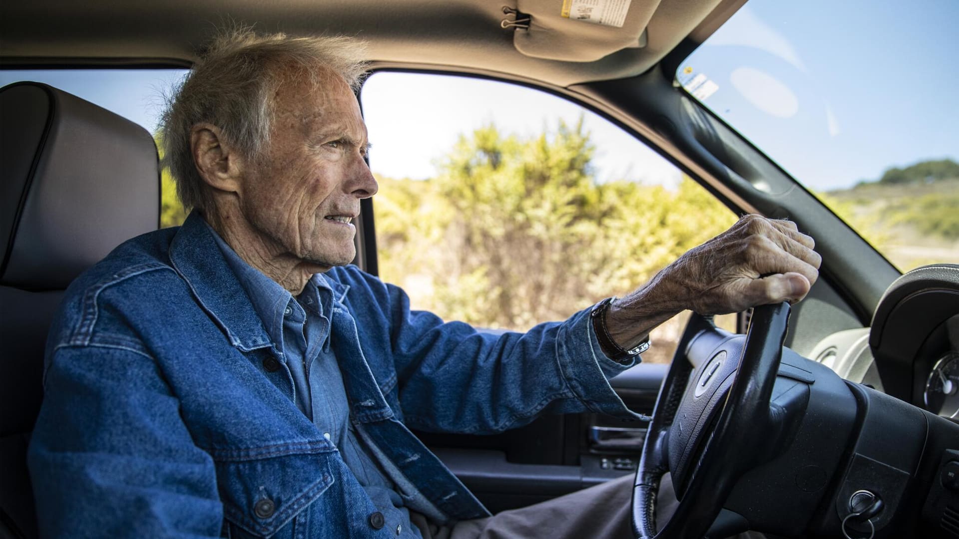 Clint Eastwood manejando
