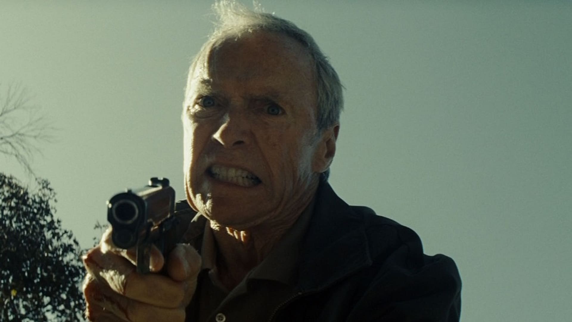 Cry Macho escena pistola