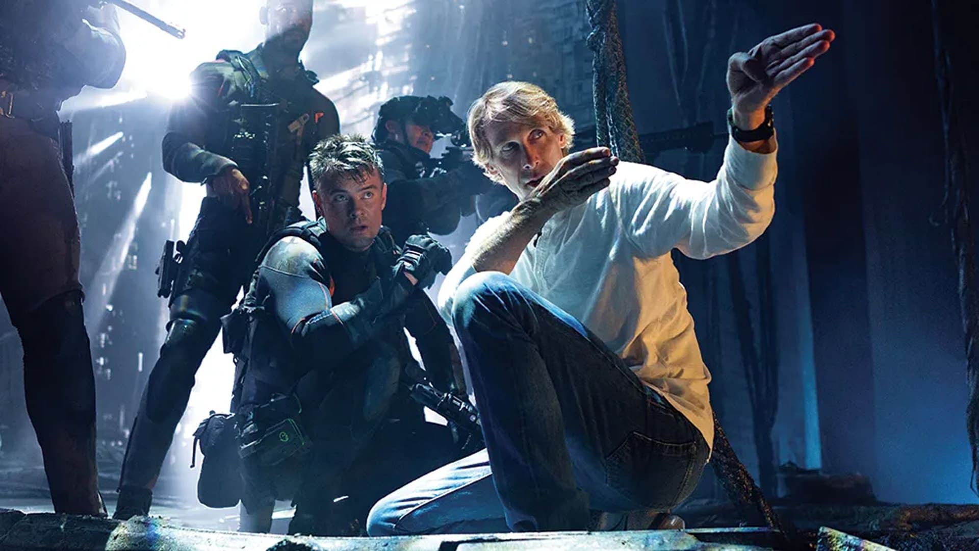 Michael Bay dirigiendo Transformers