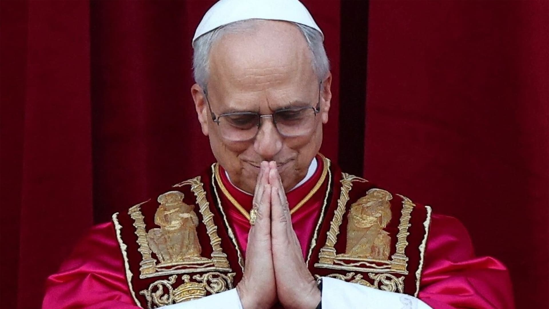 Papa León XIV rezando