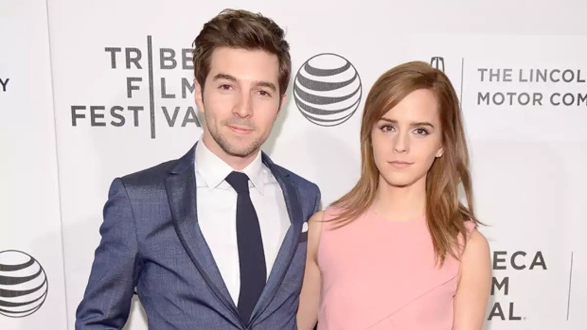Emma Watson y su novio, foto vía Getty Images