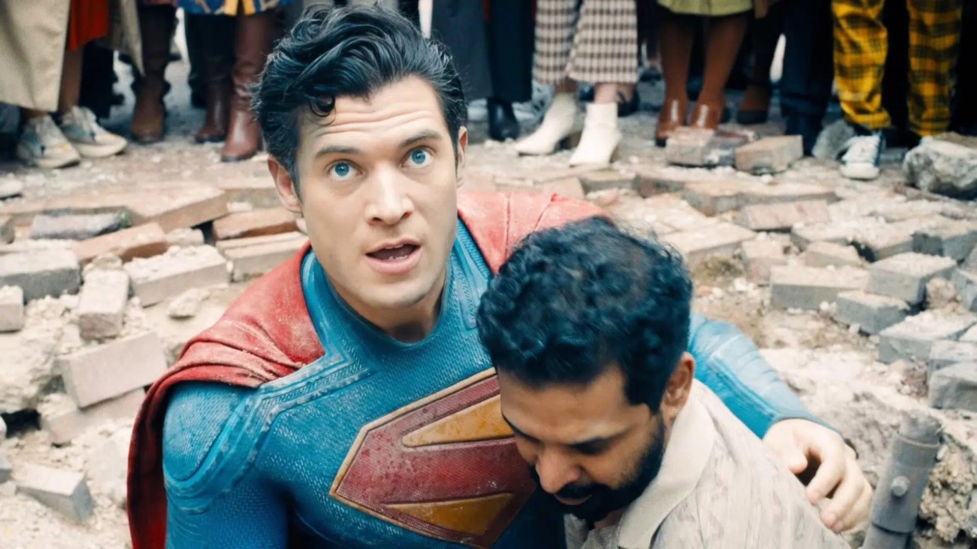 hombre salva a superman