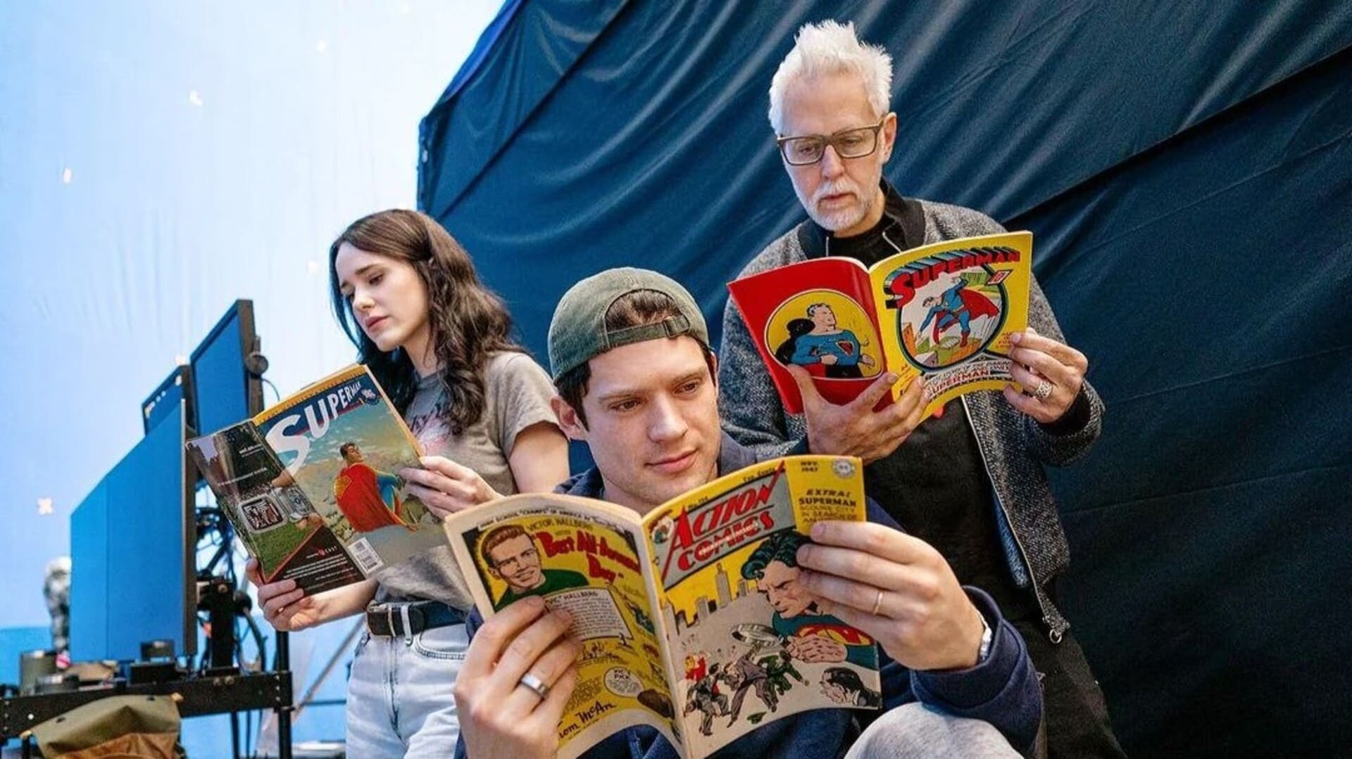 James Gunn leyendo cómic