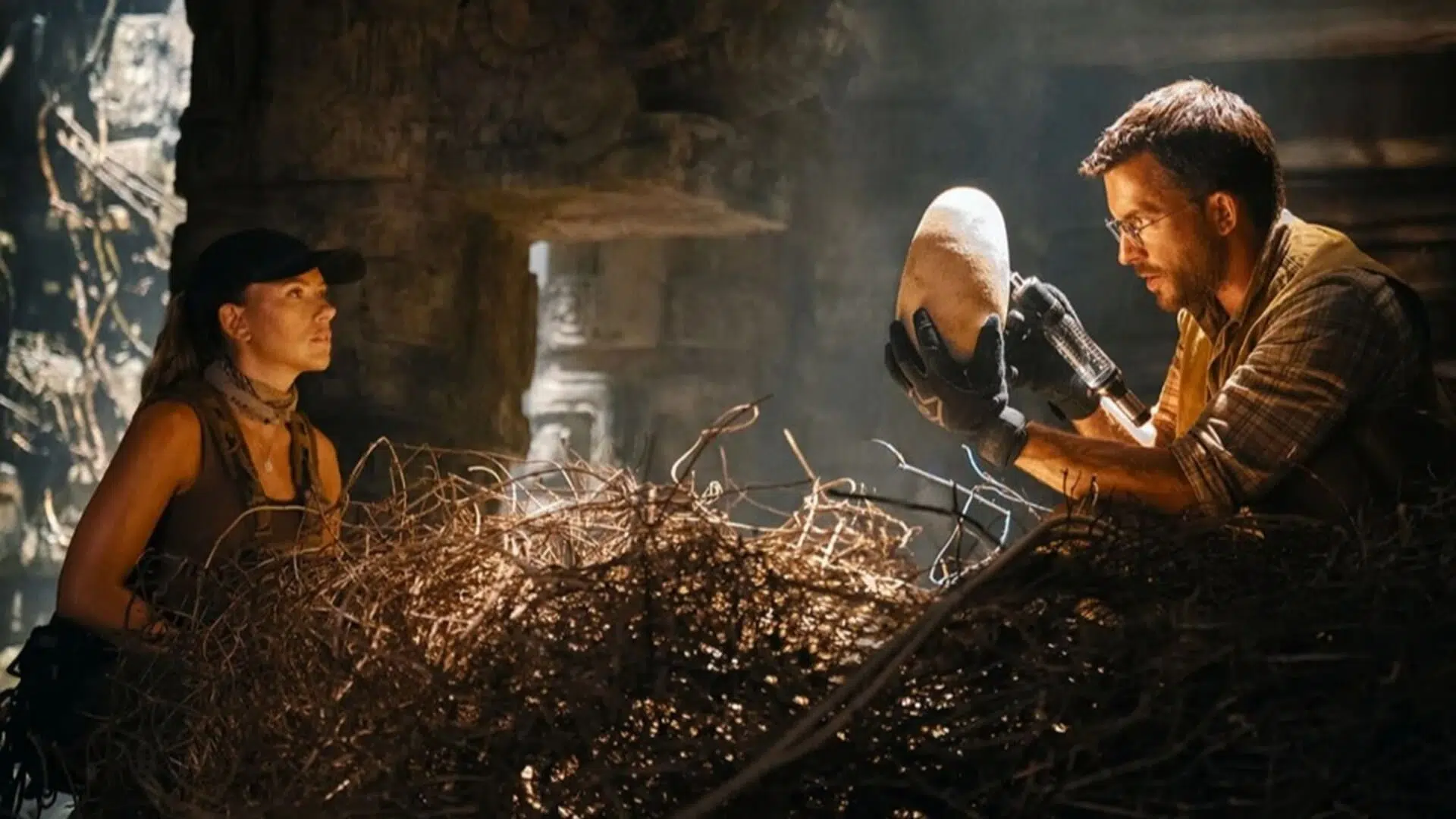 Scarlett Johansson y Jonathan Bailey