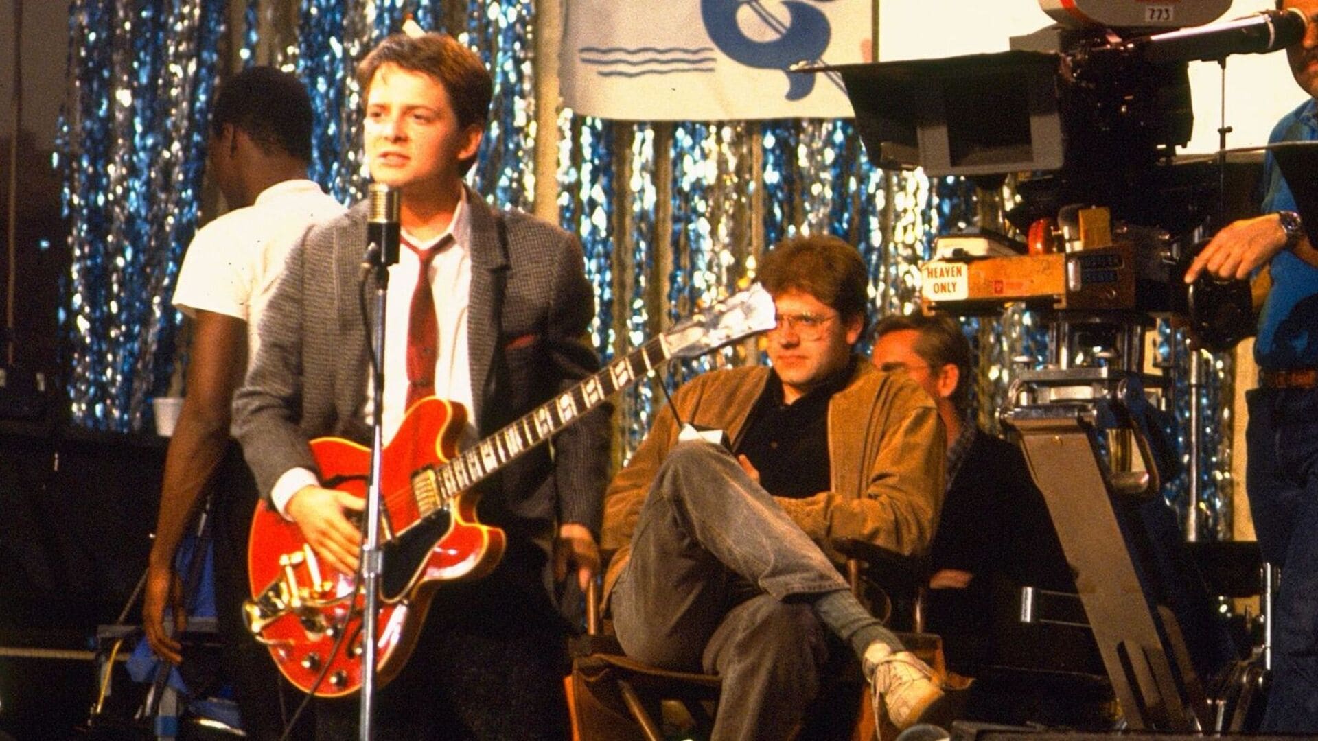 marty mcfly tocando su guitarra
