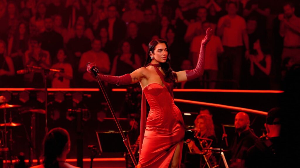 Dua Lipa en vestido rojo