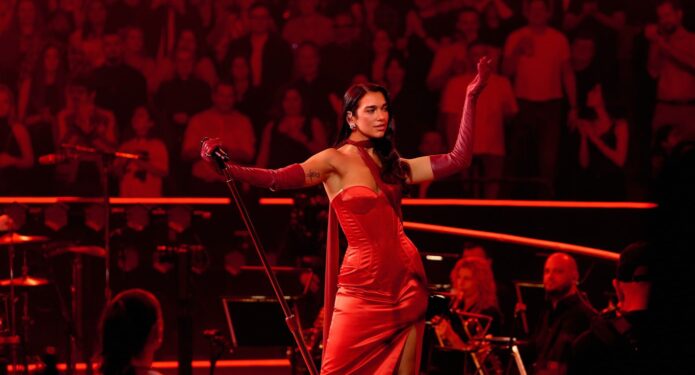 Dua Lipa en vestido rojo