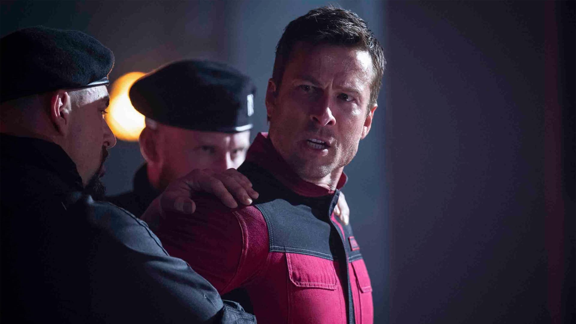 Glen Powell uniforme rojo, El sobreviviente