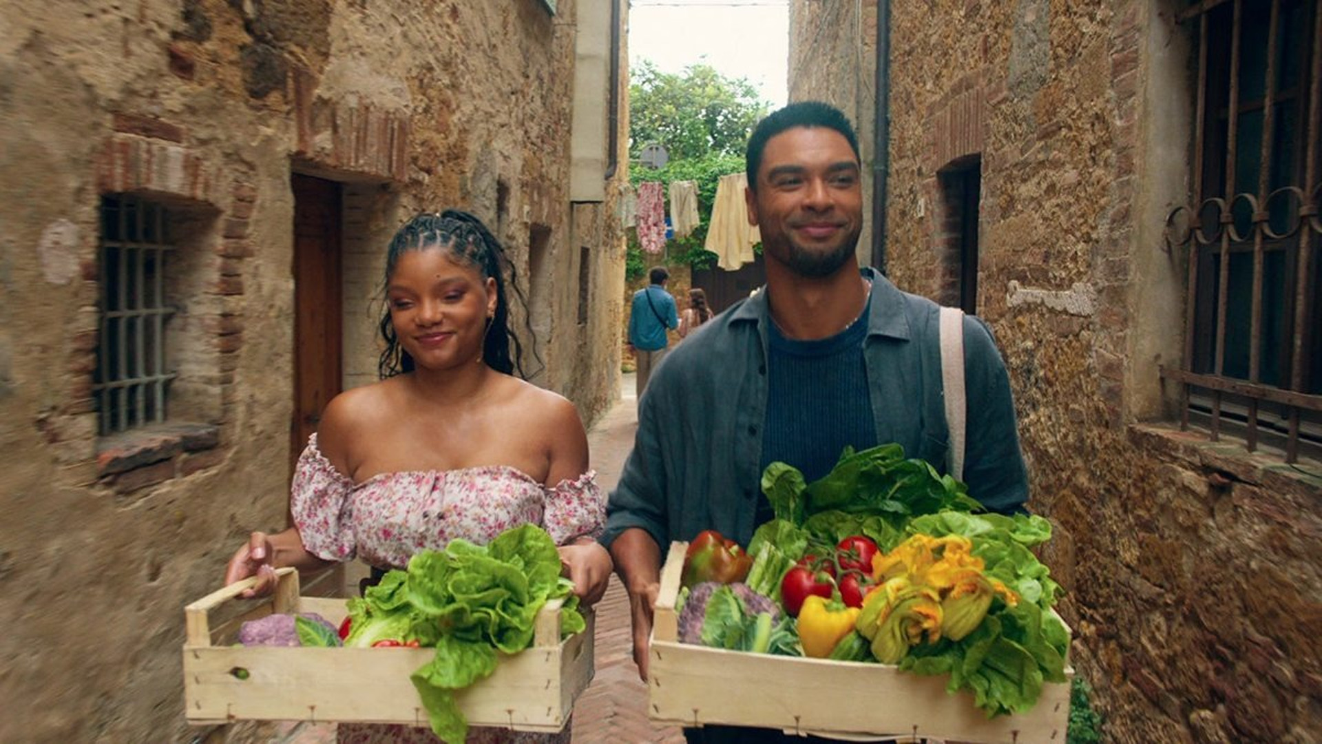 Halle Bailey y Rege Jean Page