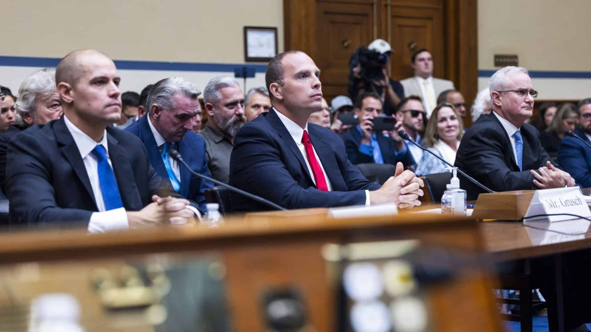 Ryan Graves, David Grusch y Jonathan Grey declarando ante el Congreso de los EEUU.