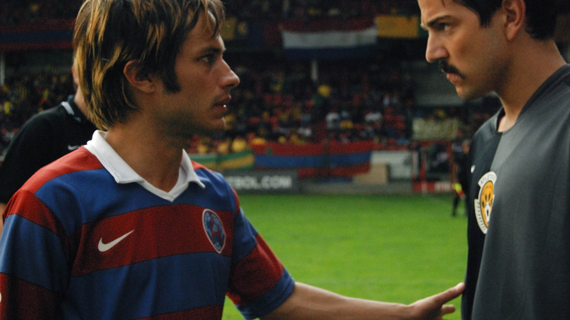 Gael García y Diego Luna escena partido