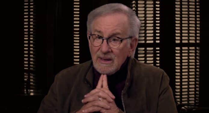 Steven Spielberg en el trailer de El día de la revelación