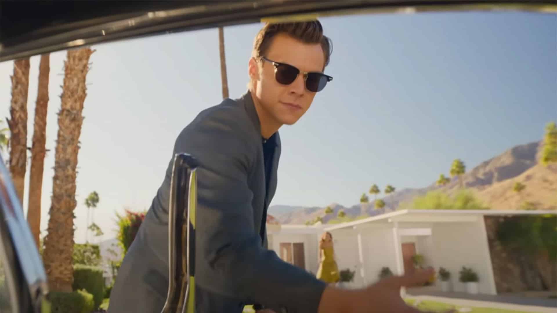 Harry Styles abriendo la puerta del auto